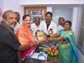 డాక్టర్  శ్రీరామ్ కోట గారు వారి బృంద సభ్యులు స్వామిని శాలువాతో సత్కరించి, మెమెంటో ను బహూకరించారు.