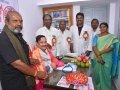 డాక్టర్  శ్రీరామ్ కోట గారు వారి బృంద సభ్యులు స్వామిని శాలువాతో సత్కరించి, మెమెంటో ను బహూకరించారు.