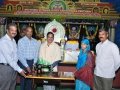 కుట్టు మిషన్ పంపిణి : ఉమర్ ఆలీషా రూరల్ డెవలప్మెంట్ ట్రస్ట్ ద్వారా నిరుపేద మహిళ అమీనా సుల్తానకు పీఠాధిపతి డాక్టర్ ఉమర్ ఆలీషా గారు , వైస్ చాన్సలర్ డాక్టర్ VSS కుమార్ గారు , డాక్టర్ పద్మ రాజు గారు అంద చేసారు