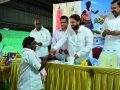 రైతులకు-కందు-విత్తులు-అందజేస్తున్న-శ్రీ-అహమద్-ఆలీషా-గారు