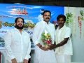 శ్రీ లక్ష్మి నారాయణ గార్కి పుష్ప కుచ్చాని అందిస్తున్న పీఠం రైతు సోదరులు