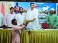 రైతు సోదరులకు వరి కుచ్చులను అందజేస్తున్న శ్రీ లక్ష్మి నారాయణ గారు