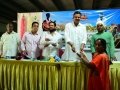 రైతులకు సద్గురు దివ్య బీజాలు అందజేస్తున్న శ్రీ లక్ష్మి నారాయణ గారు మరియు శ్రీ అహమద్ ఆలీషా గారు