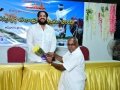 శ్రీ అహమద్ ఆలీషా గార్కి పుష్ప కుచ్చాని అందిస్తున్న పీఠం  రైతు సోదరులు