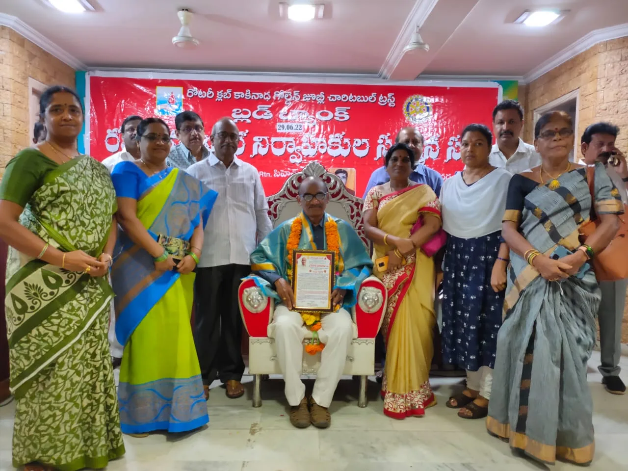కాకినాడ రోటరీ క్లబ్ మరియు రోటరీ బ్లడ్ బ్యాంక్ అధ్వర్యంలో బుధవారం 29-06-202 శ్రీ విశ్వ విజ్ఞాన విద్య ఆధ్యాత్మిక పీఠం తరపున కన్వీనర్ శ్రీ పేరూరి సూరిబాబు గార్ని సన్మానించి అభినందించారు.