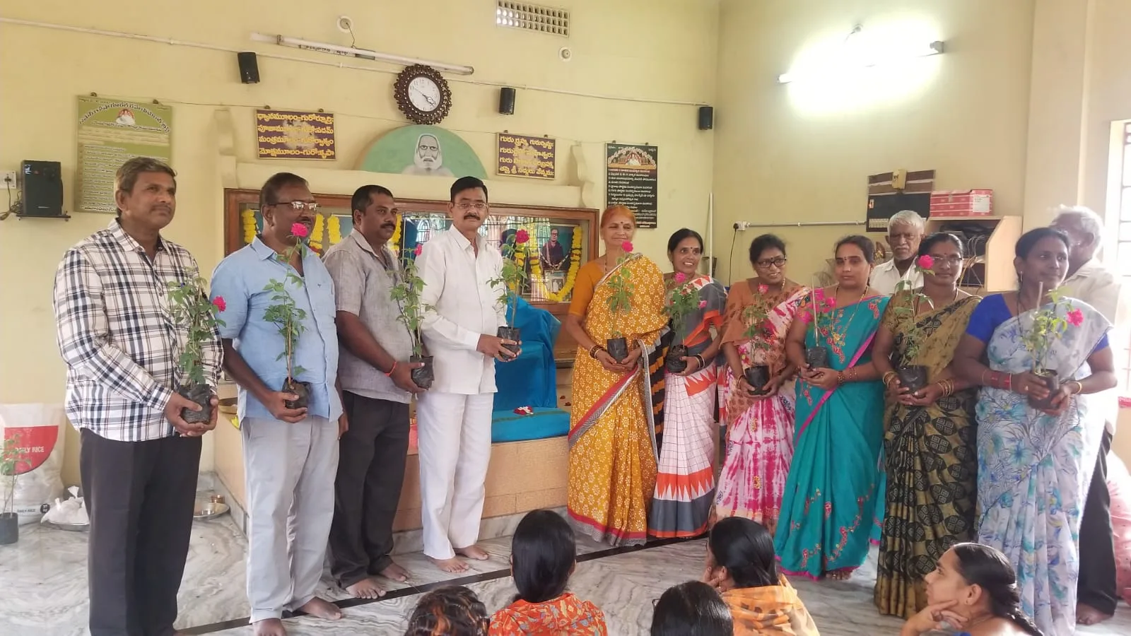 శ్రీ హుస్సేన్ షా సద్గురువర్యులు దివ్యత్వం పొందిన పర్వ దినాన పైడిపర్రు ఆశ్రమ శాఖ నందు మొక్కలు పంపిణీ కార్యక్రమం జరిగినది
