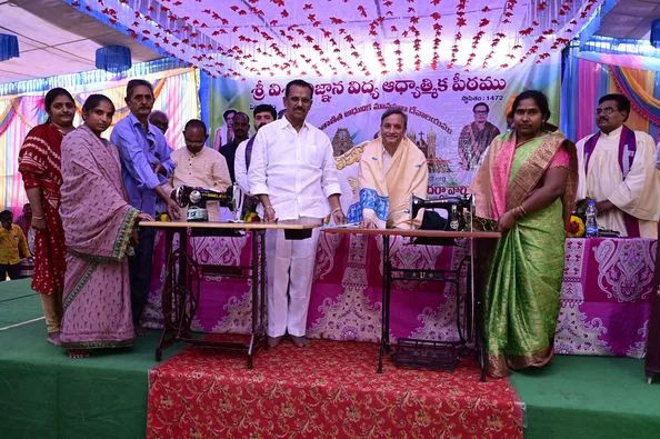 06-03-2023 న చతుర్థ పీఠాధిపతి శ్రీ కహెనేషావలీ సద్గురువర్యుల 26వ ఆరాధనా సభలో కుట్టుమిషన్లను, వరికంకులను అందజేసారు