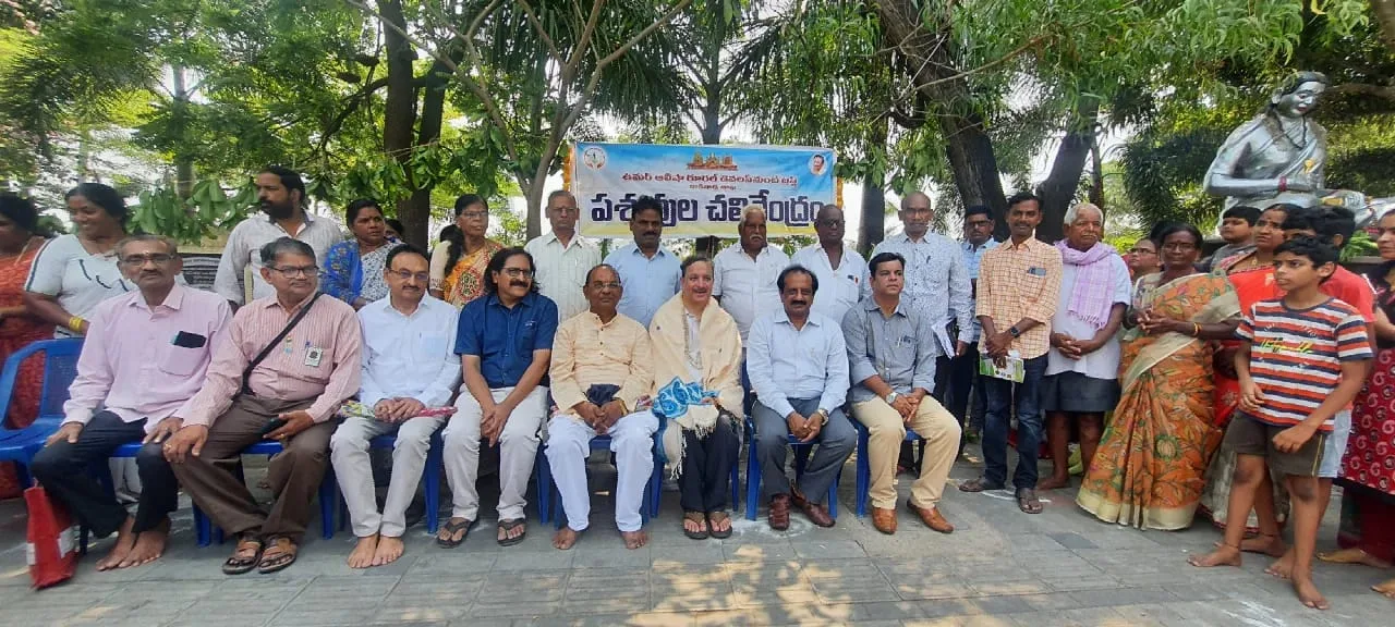14-04-2023 న కాకినాడ బోట్ క్లబ్ వద్ద గల కవిశేఖర డా. ఉమర్ ఆలీషా స్వామి వారి విగ్రహం ప్రాంగణం లో పీఠాధిపతి బ్రహ్మర్షి సద్గురు డా. ఉమర్ ఆలీషా వారు చలివేంద్రాన్ని ప్రారంభించారు