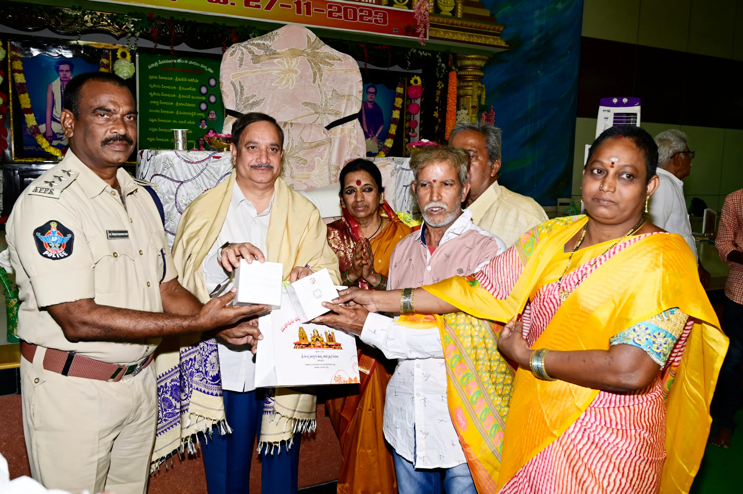 UARDT | 27 నవంబర్ 2023 వ తేదీ | కార్తీక పౌర్ణమి సందర్భంగా నిరుపేదలకు వినికిడి యంత్రాలు, కుట్టుమిషన్లలు, నిరుపేద విద్యార్థికి స్కాలర్షిప్ మరియు ధాన్యపు కుచ్చులను పంపిణీ చేసారు