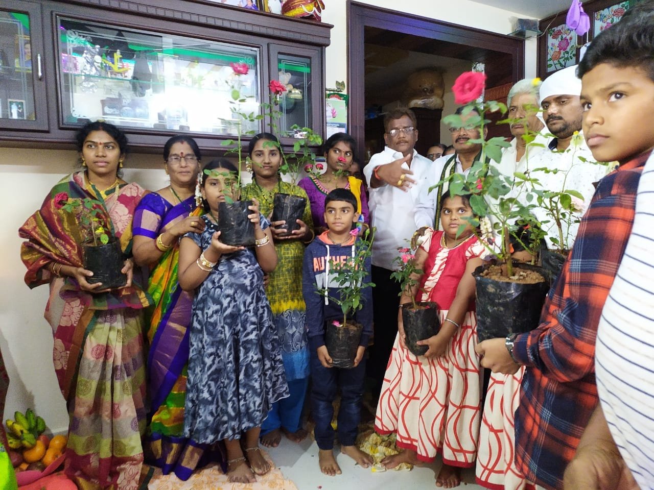 ది. 02 ఫిబ్రవరి 2020 ఆదివారం సజ్జాపురం గ్రామం, తణుకు పట్టణం, పశ్చిమ గోదావరి జిల్లా, ఆంధ్రప్రదేశ్ రాష్ట్రం లో ‘నా మొక్క-నా శ్వాస’ కార్యక్రమము లో భాగంగా శ్రీ గారపాటి గోపాల్ రావు గారి (సబ్ ట్రెజరీ ఆఫీసర్) కుమారుడు శ్రీ గారపాటి శ్రీగణేష్ సత్య కిషోర్ గారి ఇంటివద్ద 60 గులాబీ మొక్కలు బాలలకు పంపిణీ చేసినారు