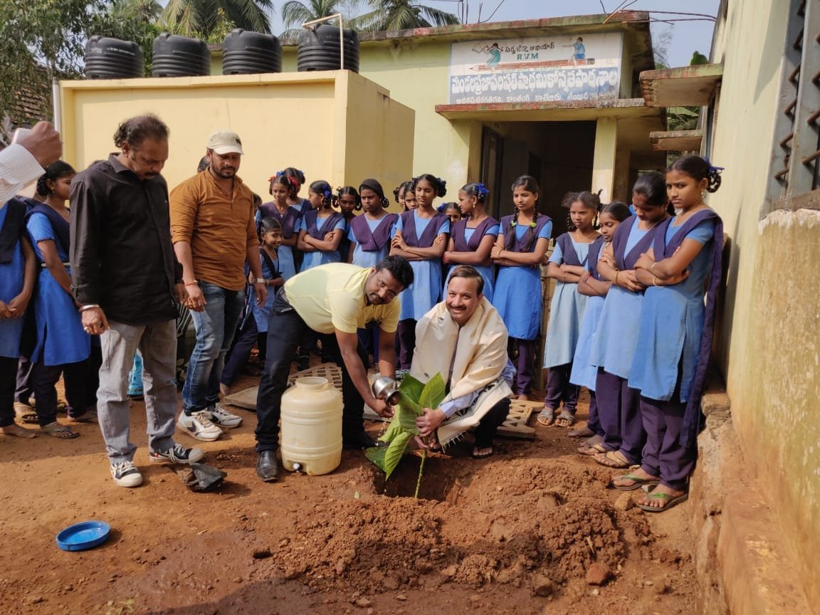 Sathguru Sri Dr. Umar Alisha in Kontangi Kotturu Mandal Primary School on 5th Dec 2018