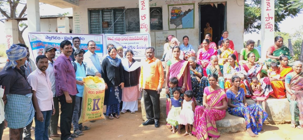 ది.13 డిసెంబర్ 2019 శుక్రవారం పిట్టలవాడ – దమ్మక్కపల్లి గ్రామం, కొండపాక మండల్, సిద్దిపేట జిల్లా, తెలంగాణ రాష్ట్రం లో “సంచార జాతుల (పిట్టల) తో ఆత్మీయ సమావేశం” సభలో ఉమర్ అలీషా రూరల్ డెవలప్మెంట్ ట్రస్ట్ తరపున ఉచితముగా 35 రగ్గులు పేదవారికి పంపిణీచేశారు